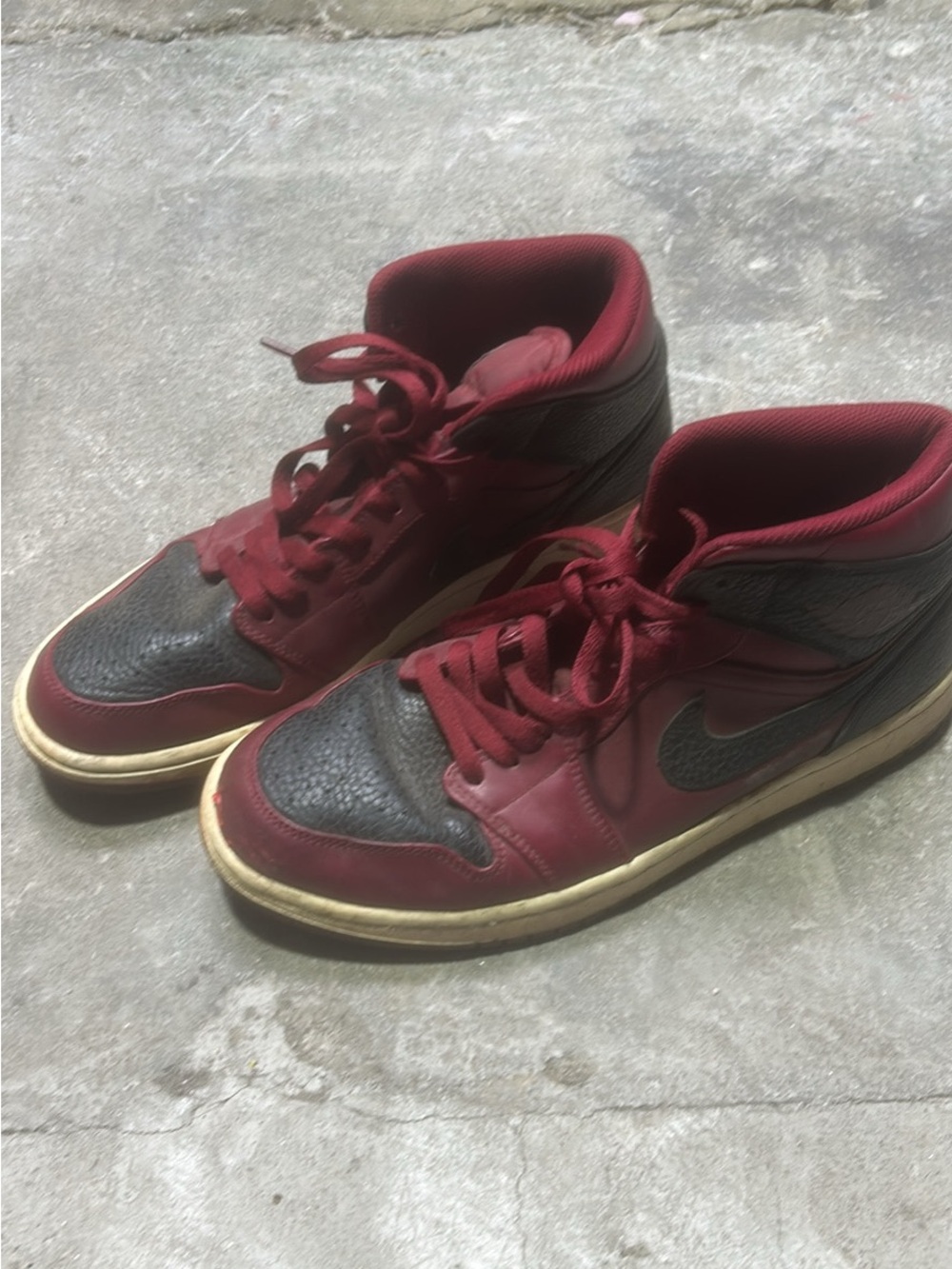 Nike High-Top Sneakers in Burgundy and Black

Air Jordan NiKE